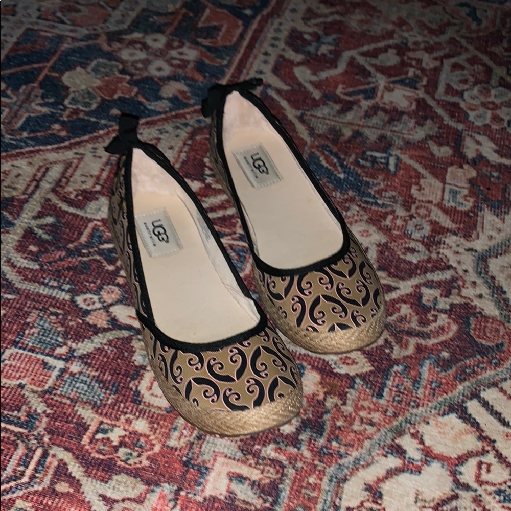 UGG Women's Black and Tan Patterned Flats